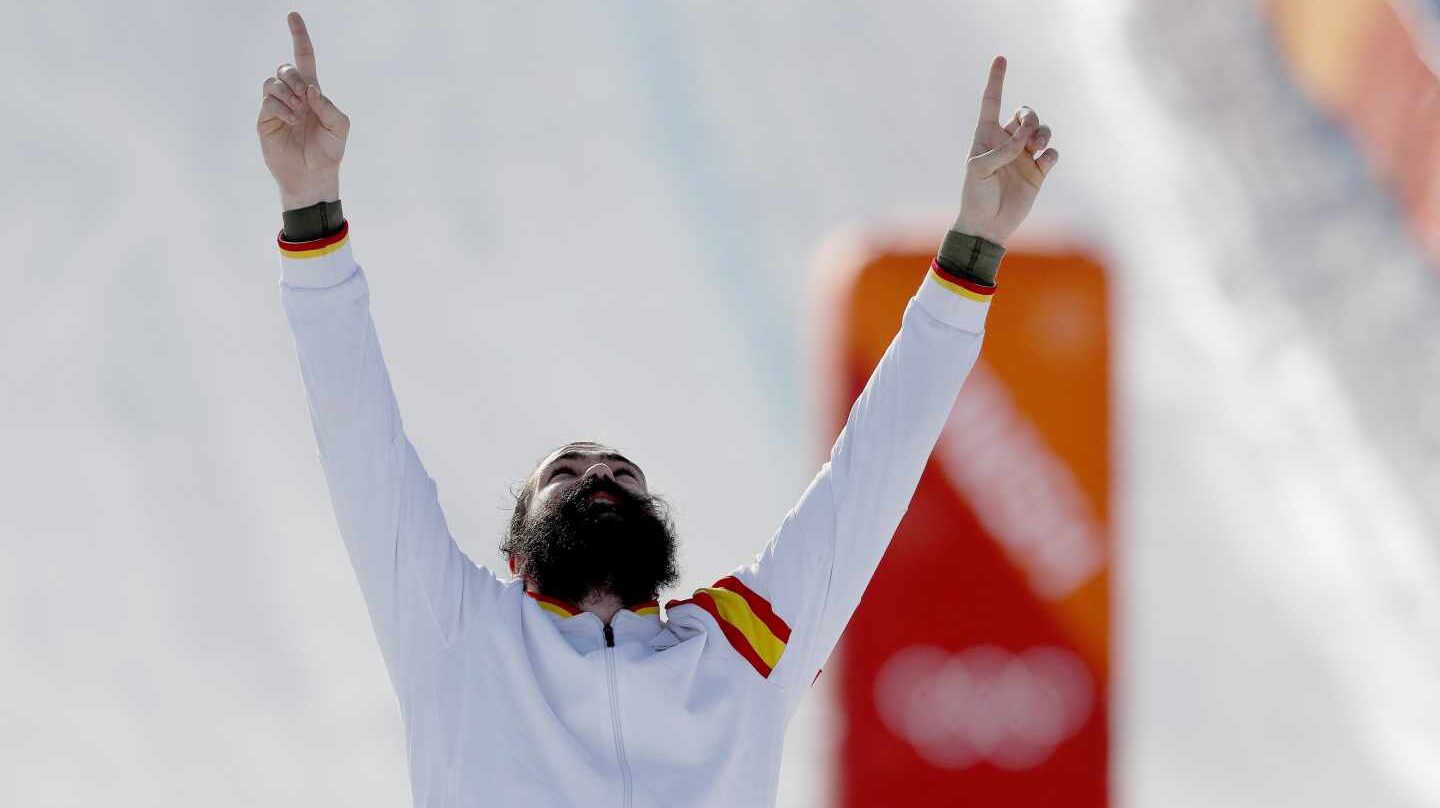 Regino Hernández celebra mirando al cielo su medalla de bronce en los Juegos Olímpicos de PyeongChang.