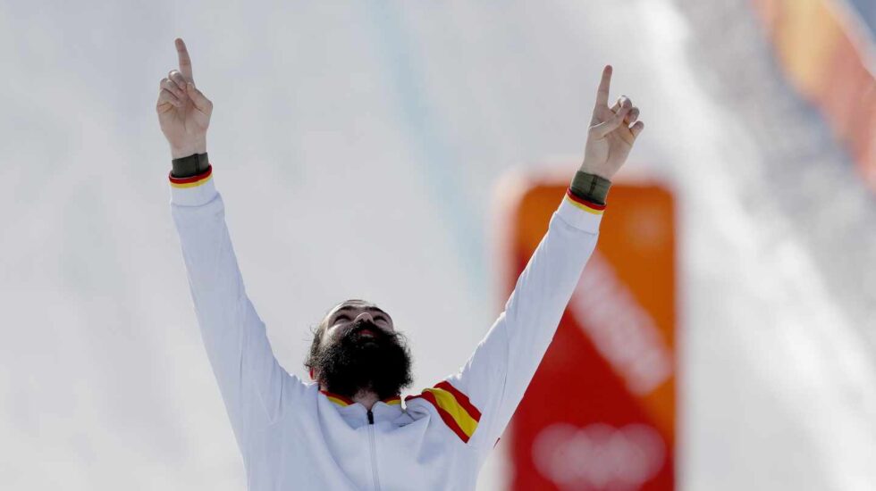 Regino Hernández celebra mirando al cielo su medalla de bronce en los Juegos Olímpicos de PyeongChang.