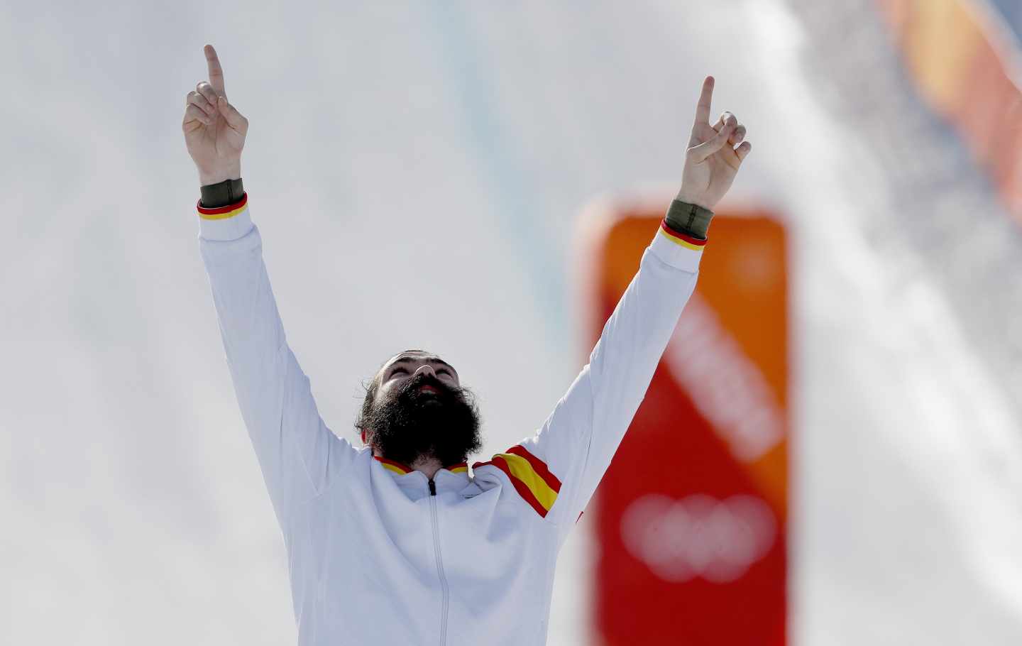 Regino Hernández celebra mirando al cielo su medalla de bronce en los Juegos Olímpicos de PyeongChang.