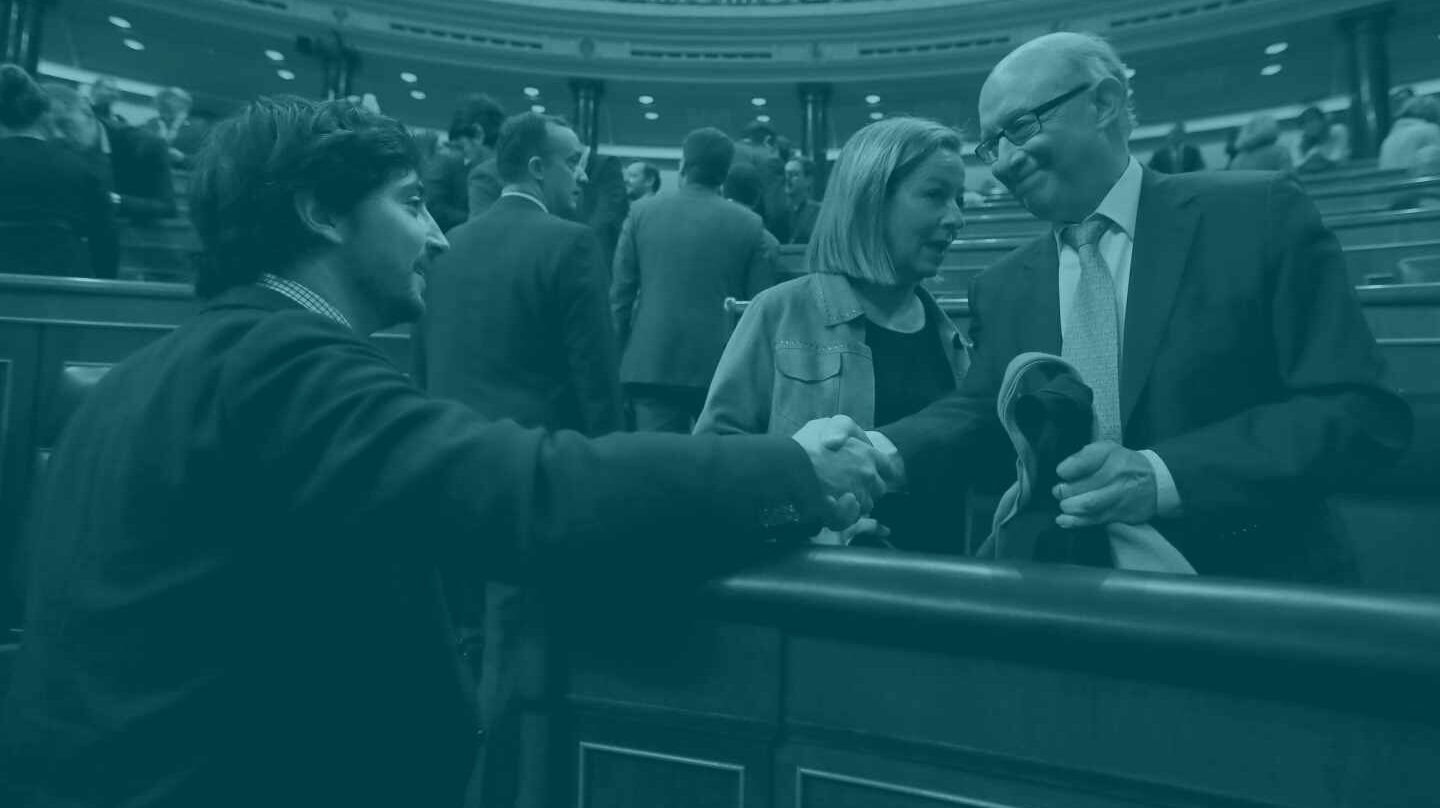 Toni Roldán da la mano a Cristóbal Montoro.