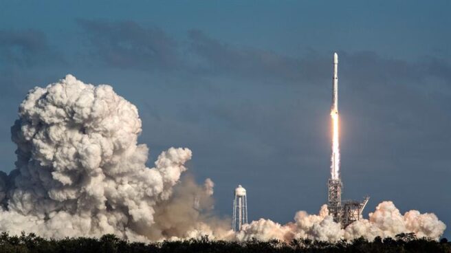 Space X lanza el cohete Falcon Heavy y recupera con éxito sus primeras etapas