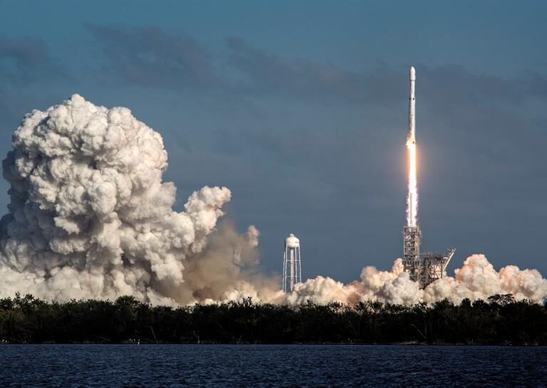 Space X lanza el cohete Falcon Heavy y recupera con éxito sus primeras etapas