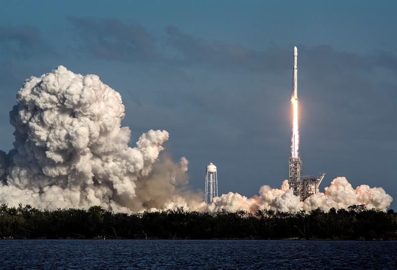 SpaceX abre un nuevo capítulo de la carrera espacial con el exitoso lanzamiento del gigantesco cohete Falcon Heavy,