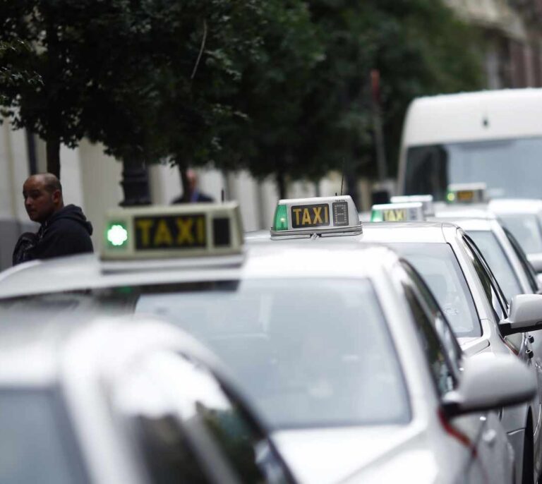 Los taxistas proponen un servicio de "taxi compartido" para competir con Uber y Cabify