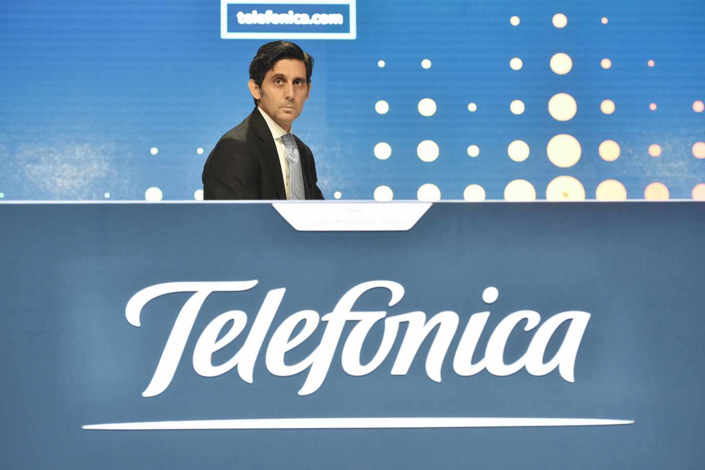 Telefónica se hunde en mínimos de 15 años en bolsa tras perder 14.500 millones en once meses.