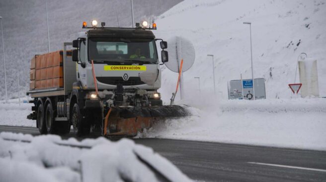 La AP-6 reabre después de tres horas cortada por la nieve y el hielo