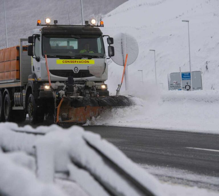 La AP-6 reabre después de tres horas cortada por la nieve y el hielo