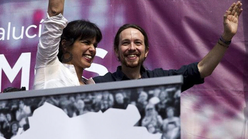 Teresa Rodríguez y Pablo Iglesias saludando.