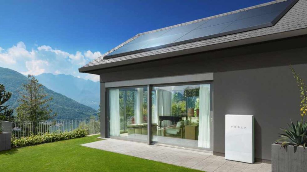 Proyecto de vivienda con paneles solares de Tesla.