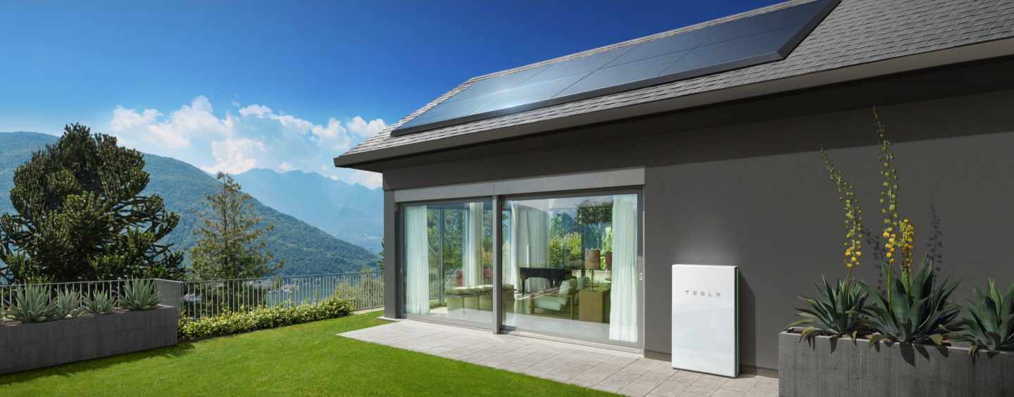 Proyecto de vivienda con paneles solares de Tesla.