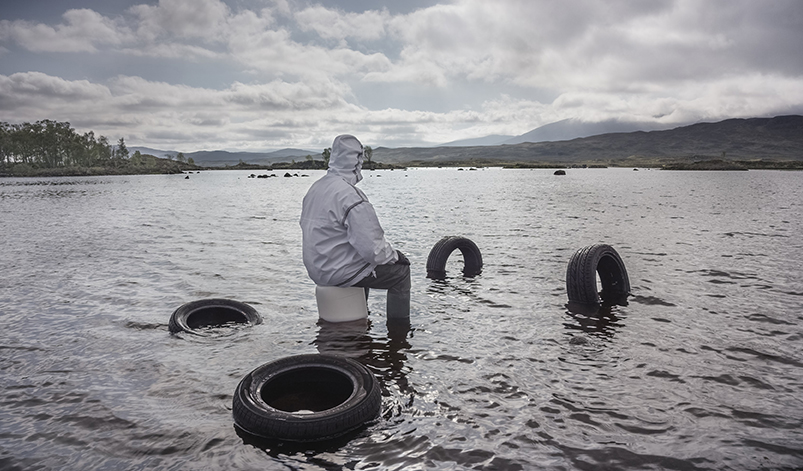 Fotograma de Purple, de John Akomfrah.