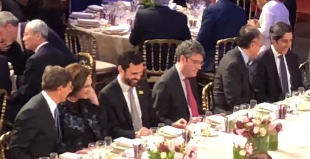 Roger Torrent y Ada Colau, en la cena oficial del Mobile World Congress junto al ministro Álvaro Nadal.