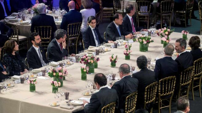 Ada Colau, Roger Torrent, el ministro Álvaro Nadal, Enric Millo y el Rey Felipe VI han compartido mesa en la cena del Mobile.