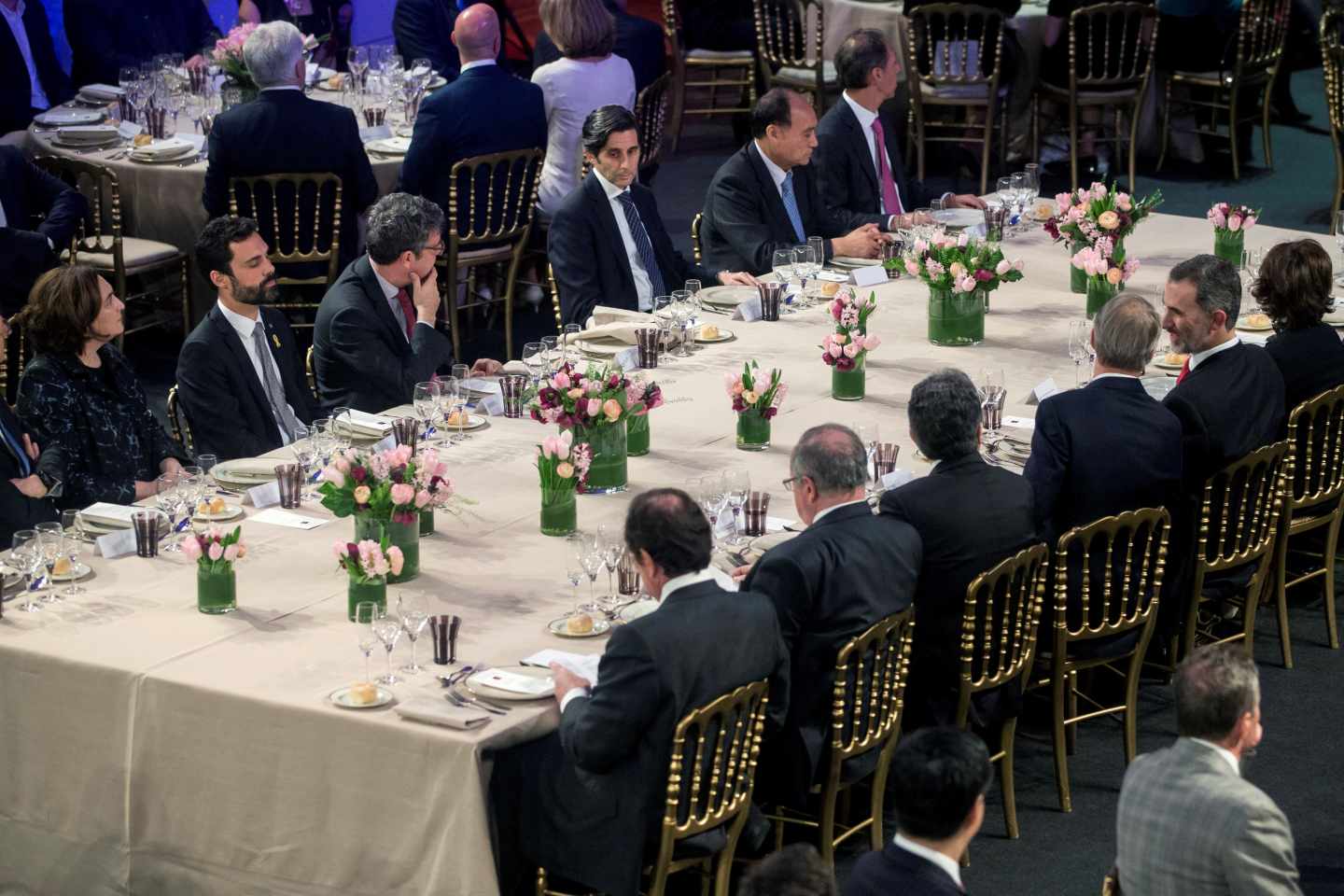 Ada Colau, Roger Torrent, el ministro Álvaro Nadal, Enric Millo y el Rey Felipe VI han compartido mesa en la cena del Mobile.
