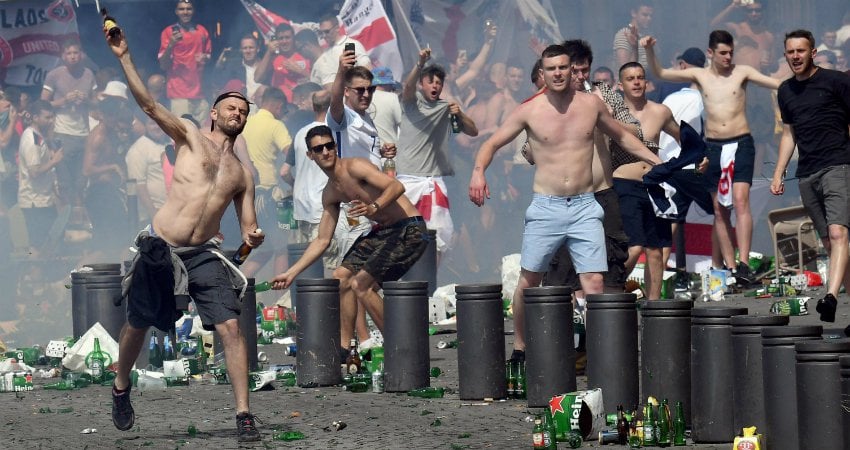 Ultras rusos y hooligans ingleses, durante una batalla en las calles de Marsella en la pasada Eurocopa.