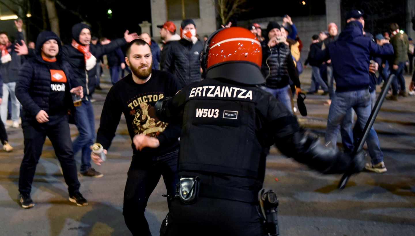 Un ertzaina carga contra un ultra del Spartak de Moscú en las inmediaciones de San Mamés.