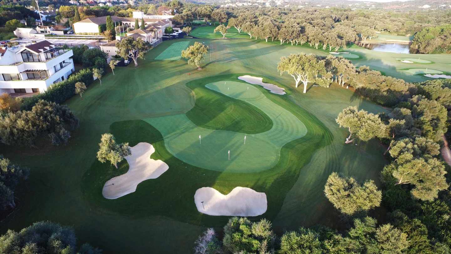 Vista aérea de uno de los hoyos del campo de golf Valderrama, en San Roque (Cádiz).