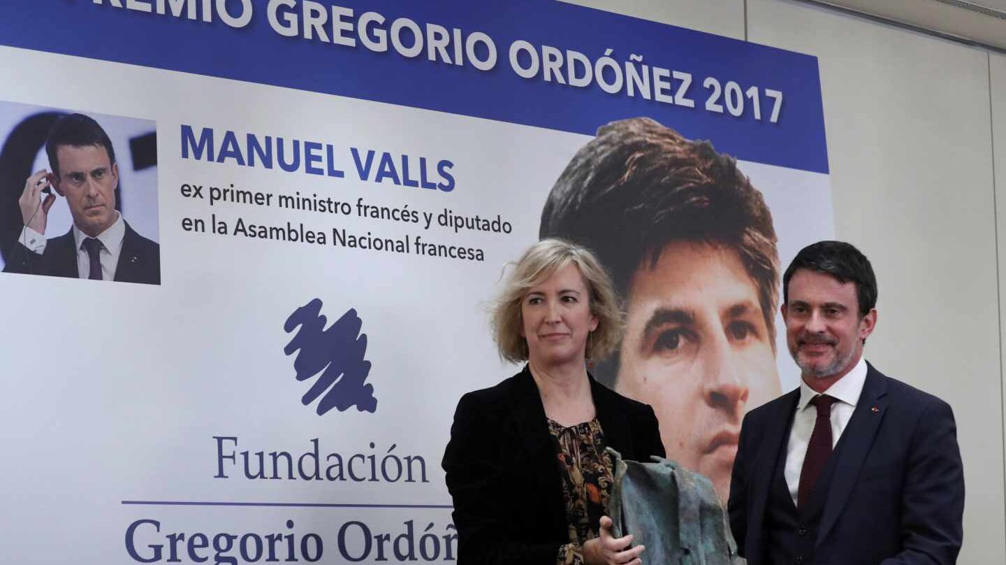 El ex primer ministro francés Manuel Valls recibe el Premio Gregorio Ordóñez.