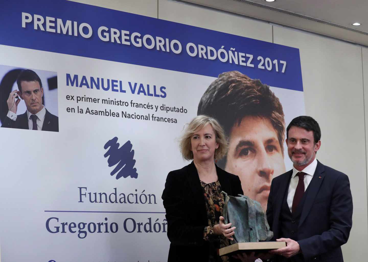 El ex primer ministro francés Manuel Valls recibe el Premio Gregorio Ordóñez.