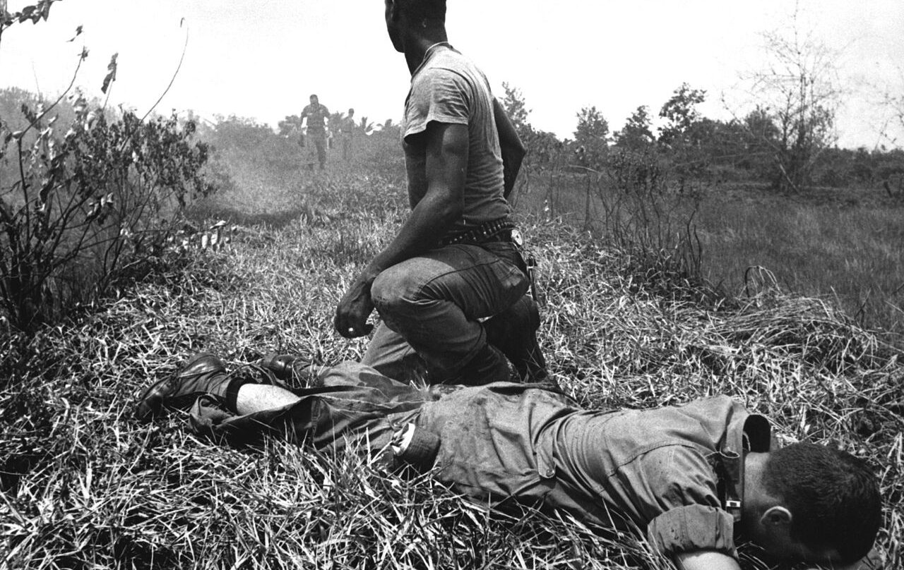 Un teniente herido del ejército norteamericano, asistido por un médico en el campo de batalla, en 1966.