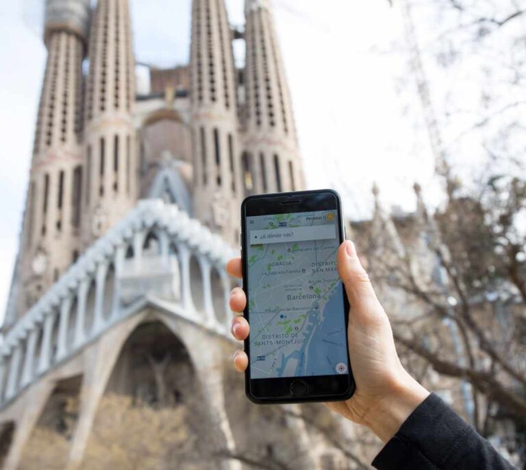 Uber y Cabify preparan ya su estrategia para derribar en los tribunales el 'decreto Colau'