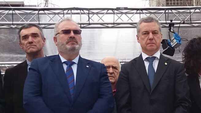 El presidente de la AVT, Alfonso Sánchez, junto al lehendakari Iñigo Urkullu durante el acto en recuerdo a las víctimas celebrado el pasado sábado en Bilbao.