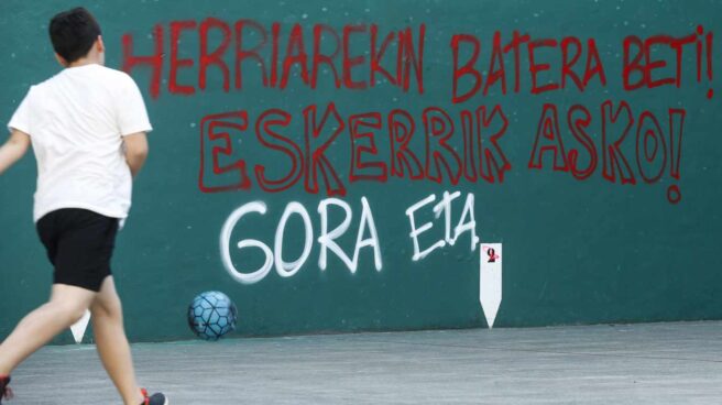 Pintadas de agradecimiento a ETA aparecidas tras su acto de desarme en Bayona.