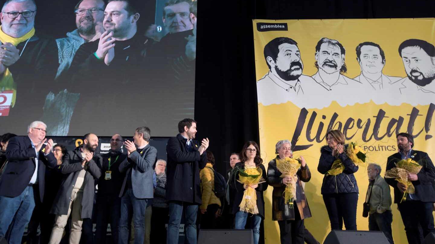 Susana Barreda (4d), mujer de Jordi Sánchez, durante un acto de la asamblea general de la ANC.