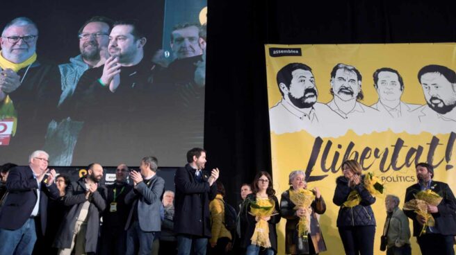 Susana Barreda (4d), mujer de Jordi Sánchez, durante un acto de la asamblea general de la ANC.