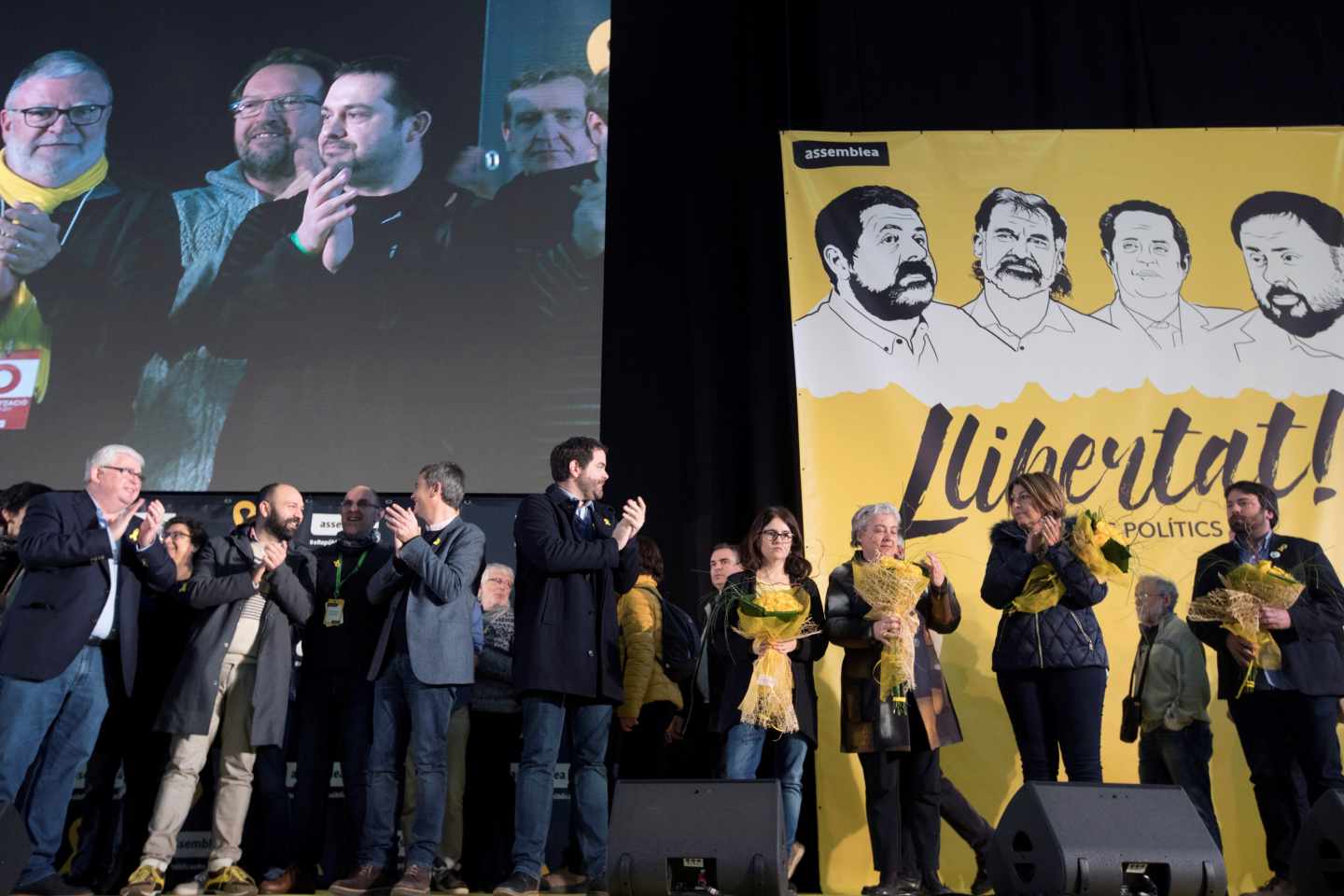 Susana Barreda (4d), mujer de Jordi Sánchez, durante un acto de la asamblea general de la ANC.