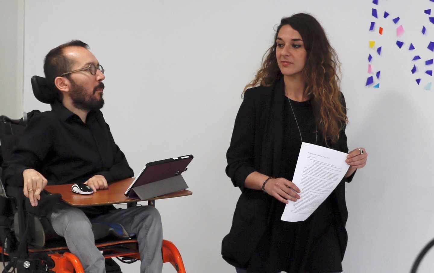 El secretario de Organización de Podemos, Pablo Echenique, y la coportavoz, Noelia Vera, en la sede del partido.