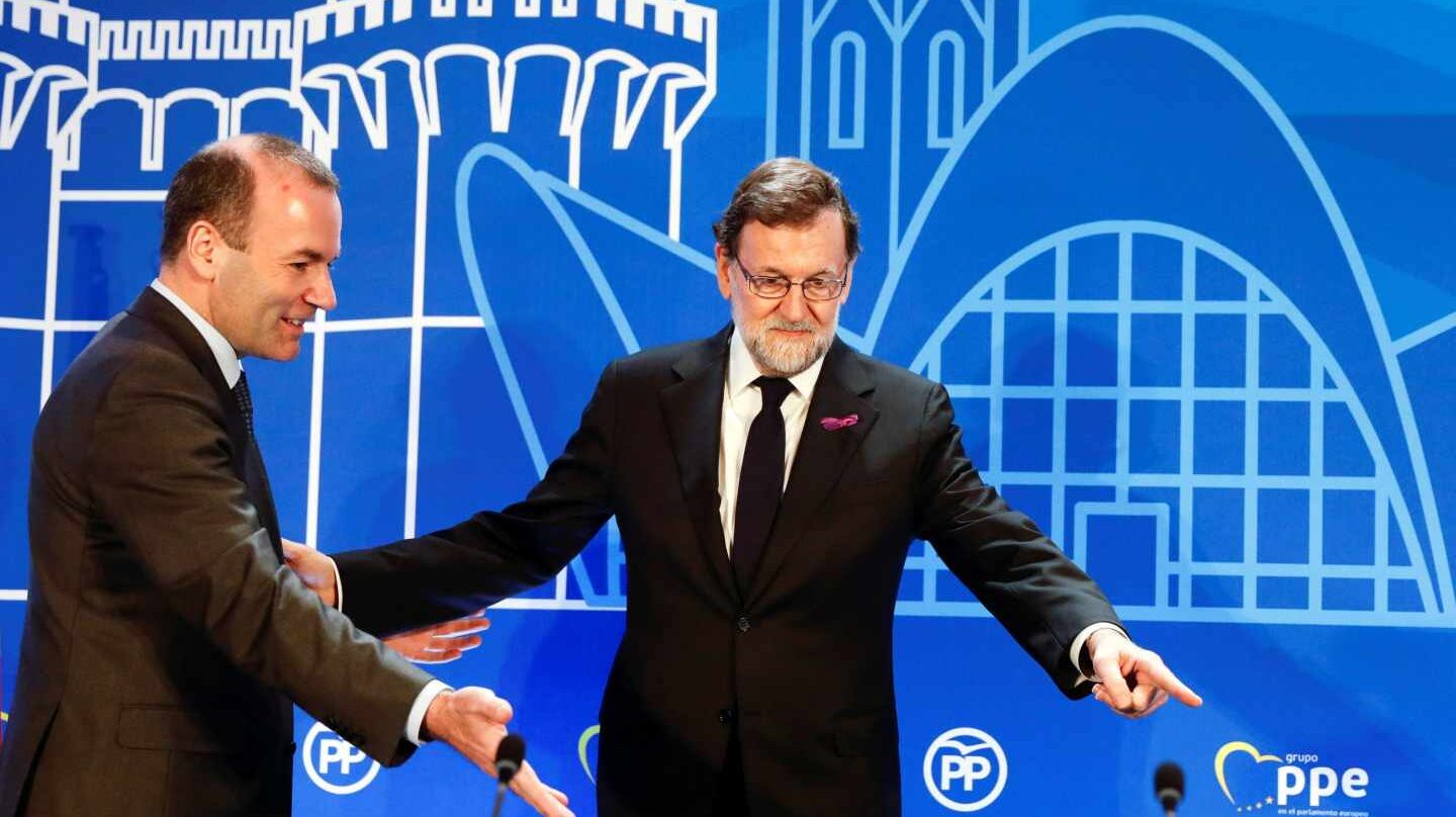 Rajoy junto al líder del PPE, Manfred Weber, este jueves en Valencia