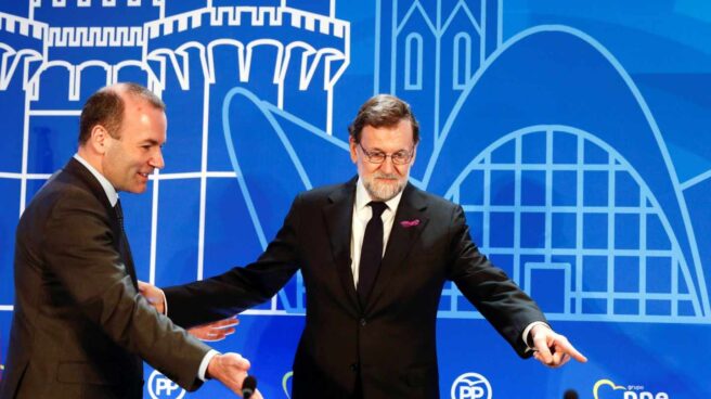 Rajoy junto al líder del PPE, Manfred Weber, este jueves en Valencia