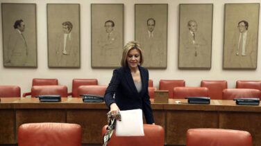 Cospedal tranquiliza a sus diputados sin cerrar la puerta a subir pensiones en el futuro