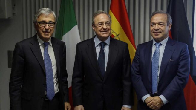 De izq. a dcha., el consejero delegado de Atlantia, Giovanni Castelluci; el presidente de ACS, Florentino Pérez; y el presidente de Hochtief, Marcelino Fernández Verdes.