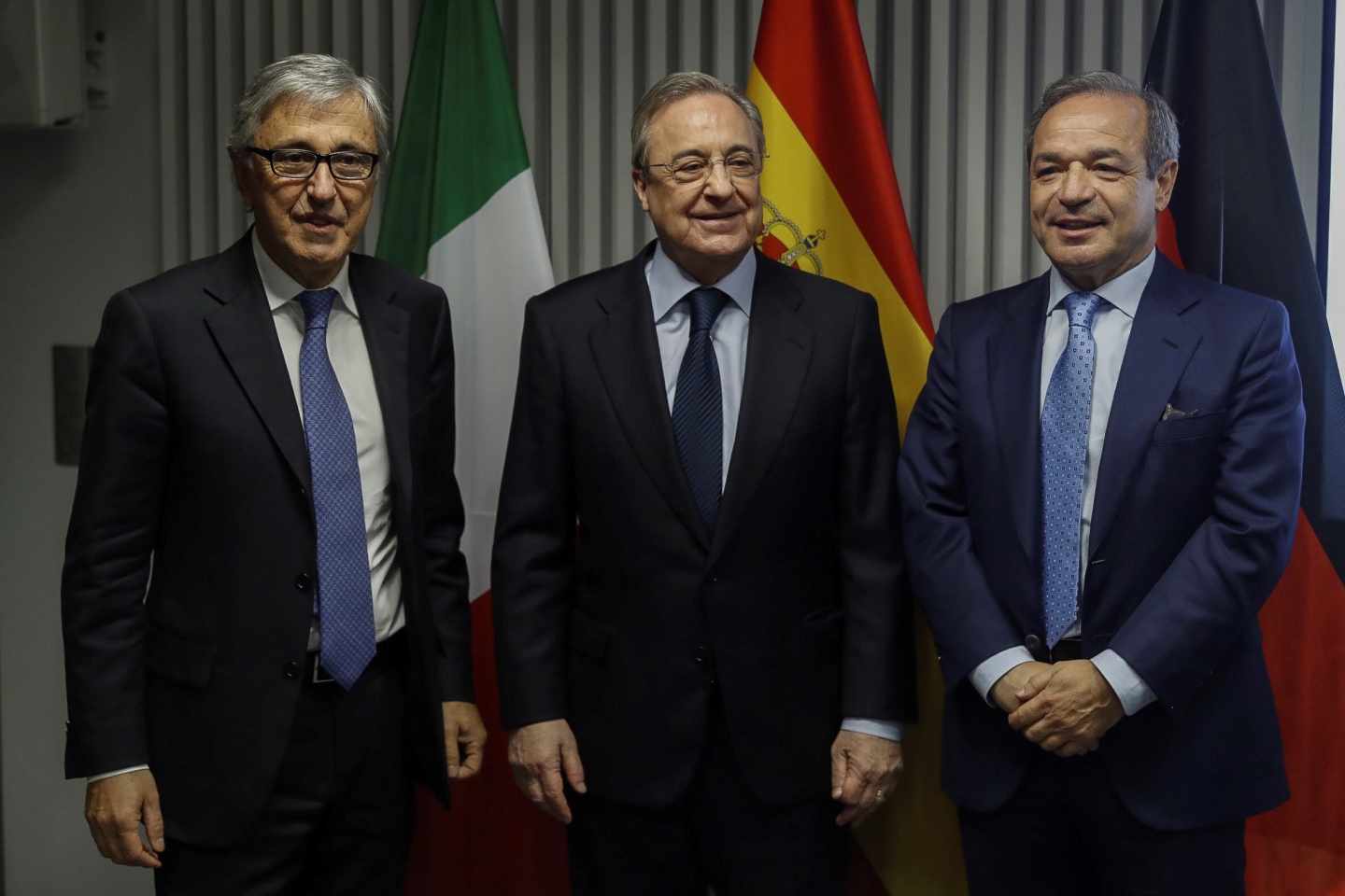 De izq. a dcha., el consejero delegado de Atlantia, Giovanni Castelluci; el presidente de ACS, Florentino Pérez; y el presidente de Hochtief, Marcelino Fernández Verdes.