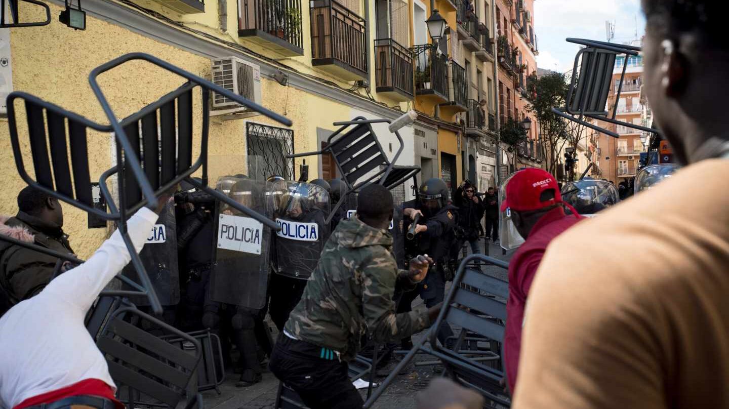 Enfrentamientos entre senegaleses y policías en la concentración de Lavapiés