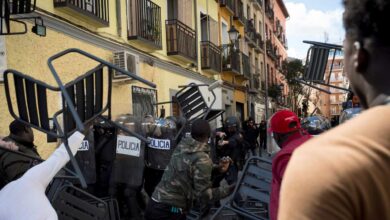 Cientos de personas se manifiestan por la muerte de un mantero en Lavapiés