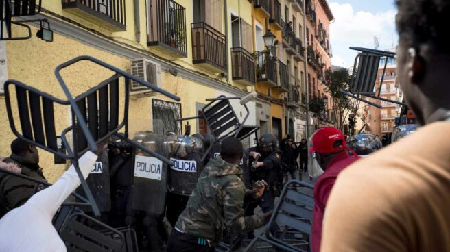 Cientos de personas se manifiestan por la muerte de un mantero en Lavapiés