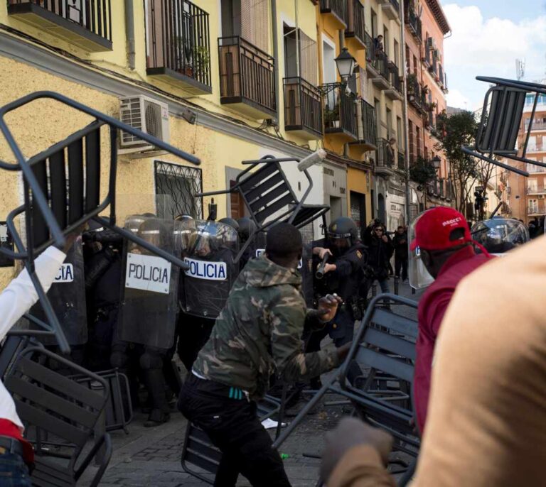 Cientos de personas se manifiestan por la muerte de un mantero en Lavapiés