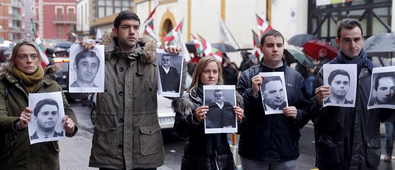 Insultan al PP por concentrarse ante el homenaje a un etarra: "¡Vosotros, fascistas, sois los terroristas!"