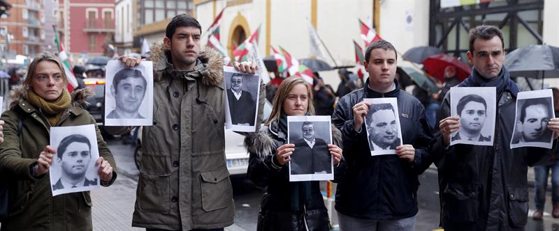 Insultan al PP por concentrarse ante el homenaje a un etarra: "¡Vosotros, fascistas, sois los terroristas!"