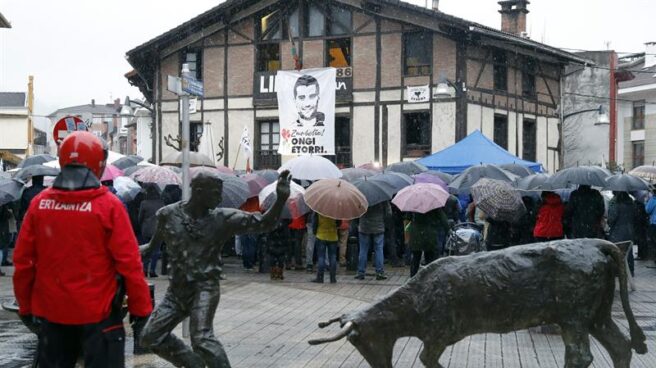 Un agente de la Ertzaintza vigila el homenaje al ex preso de ETA Zunbeltz Larrea en Durango. Un agente de la Ertzaintza vigila el homenaje al ex preso de ETA Zunbeltz Larrea en Durango.