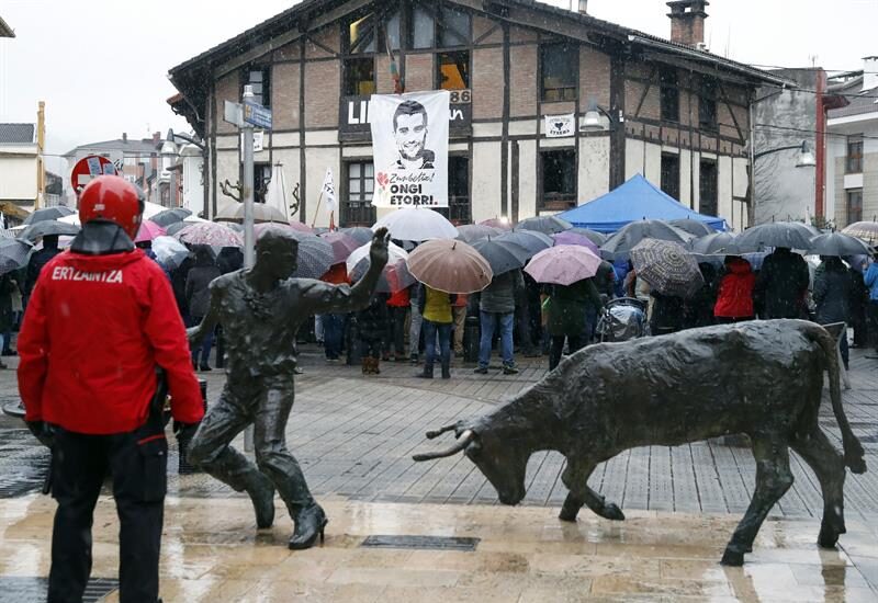 Un agente de la Ertzaintza vigila el homenaje al ex preso de ETA Zunbeltz Larrea en Durango.