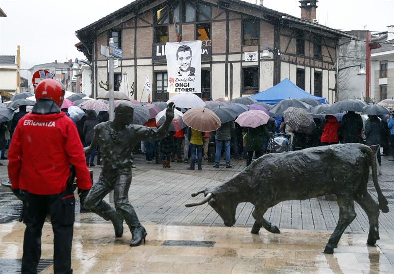 Un agente de la Ertzaintza vigila el homenaje al ex preso de ETA Zunbeltz Larrea en Durango.