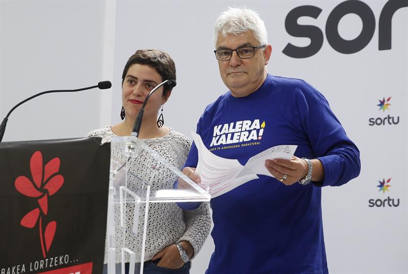 Dos de los detenidos, Oihana Garmendia y Antonio López Ruiz, 'Kubati', durante un acto de Sortu.