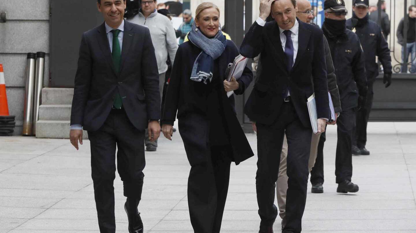 Cifuentes junto a Maillo el pasado 21 de marzo en el Congreso, días antes de que saliera a la luz la polémica de su máster.
