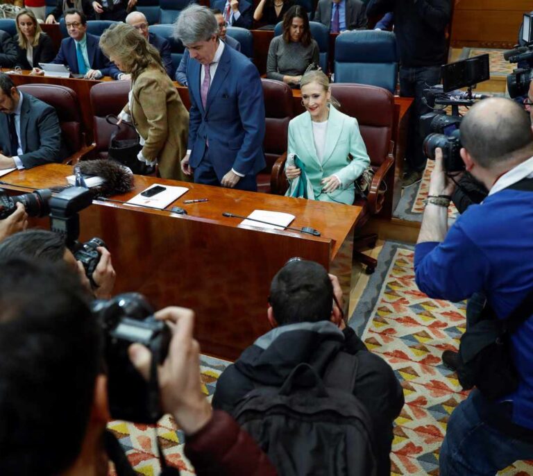 Cifuentes denuncia una "cacería personal" pero no entrega el trabajo de fin de máster