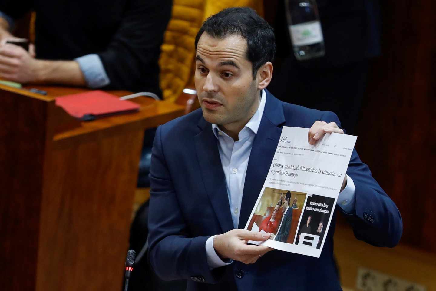 El líder de Cs Madrid, Ignacio Aguado, en el Pleno de la Asamblea de Madrid tras conocerse la presunta falsificación de notas de Cifuentes.