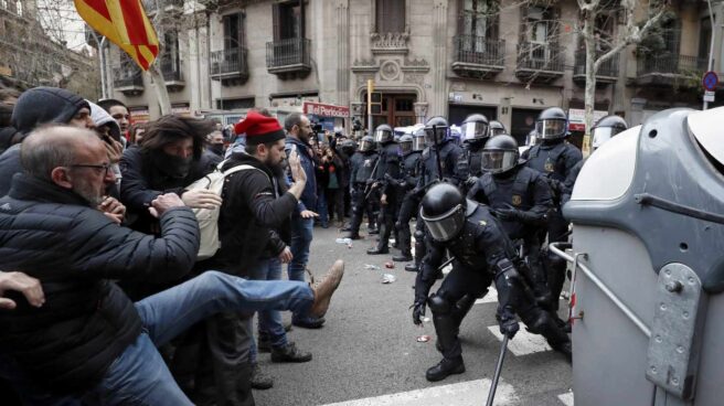 protestas mossos barcelona Miembros de los Mossos d´Esquadra impiden el paso de manifestantes en las inmediaciones de la Delegación del Gobierno en Cataluña, donde centenares de independentistas tratan de desbordar el cordón policial en protesta por la detención del expresidente catalán Carles Puigdemont.